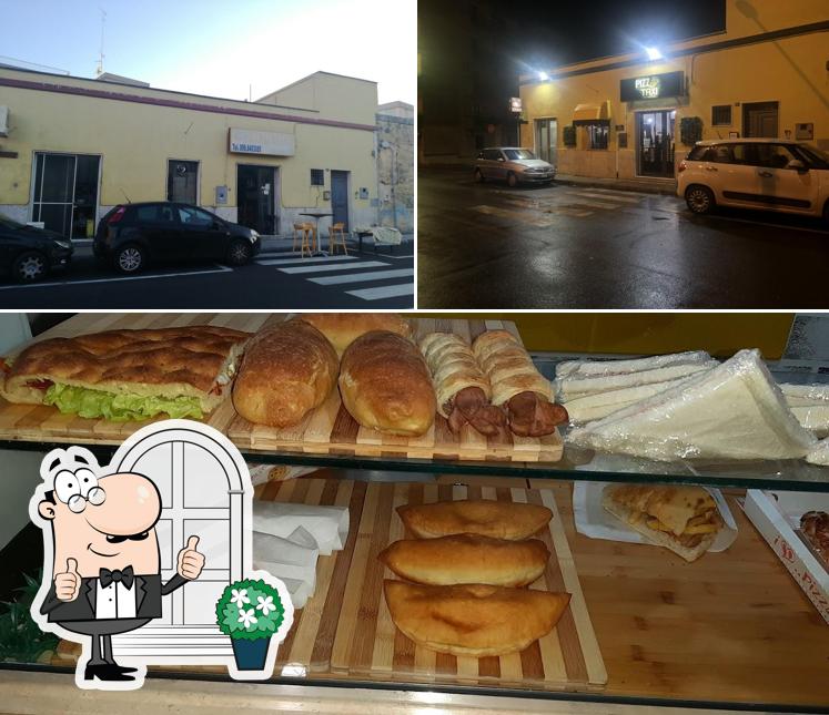 Guarda la foto che raffigura la esterno e cibo di Pizza Taxi