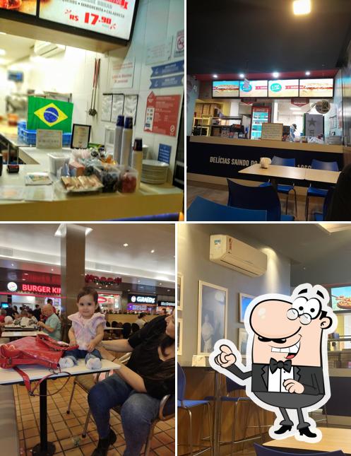 Sente em uma das mesas no Domino's Pizza