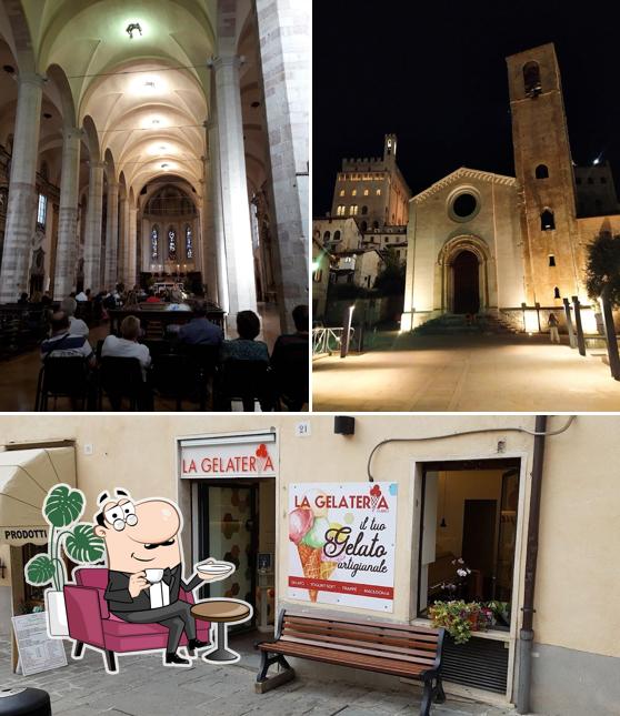 Dai un'occhiata agli interni di La Gelateria
