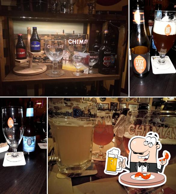 Puoi ordinare un rinfrescante bicchiere di birra chiara o scura