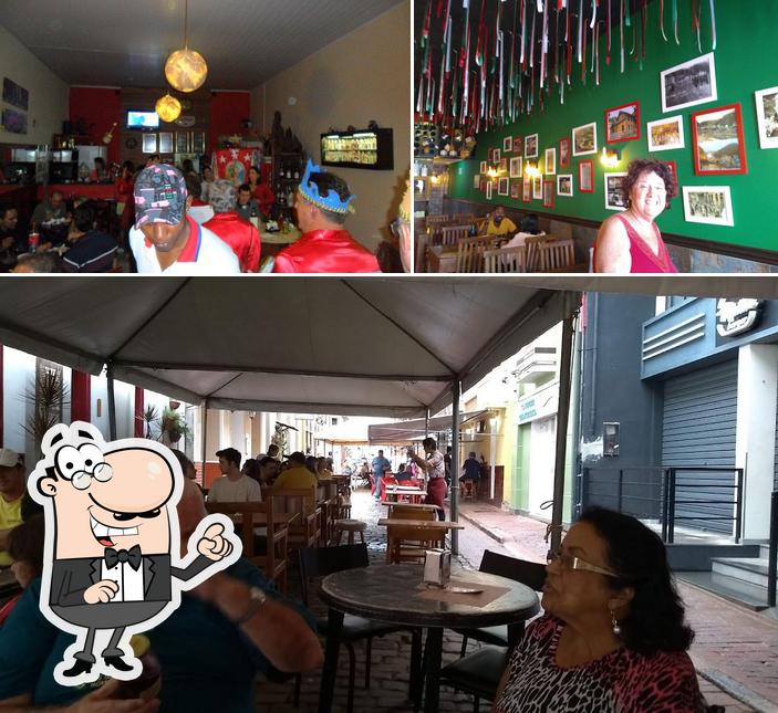 Sente em uma das mesas no Restaurante Batata e Cia