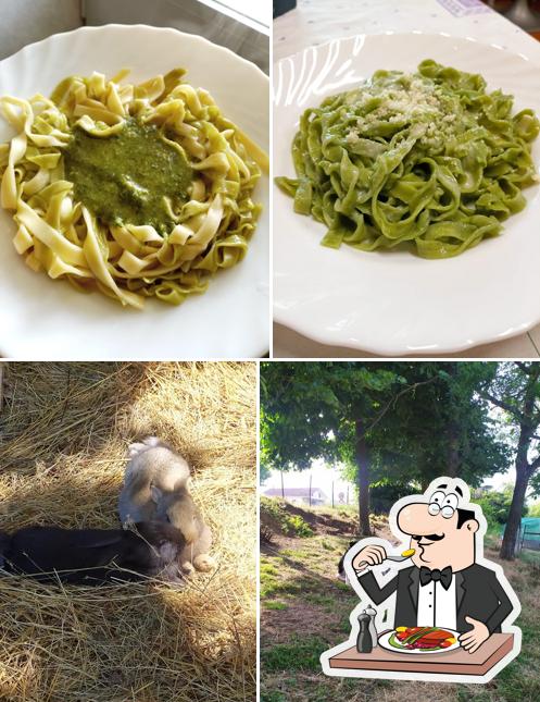 Dai un’occhiata alla foto che raffigura la cibo e esterno di Circolo ippico LA CATALANA