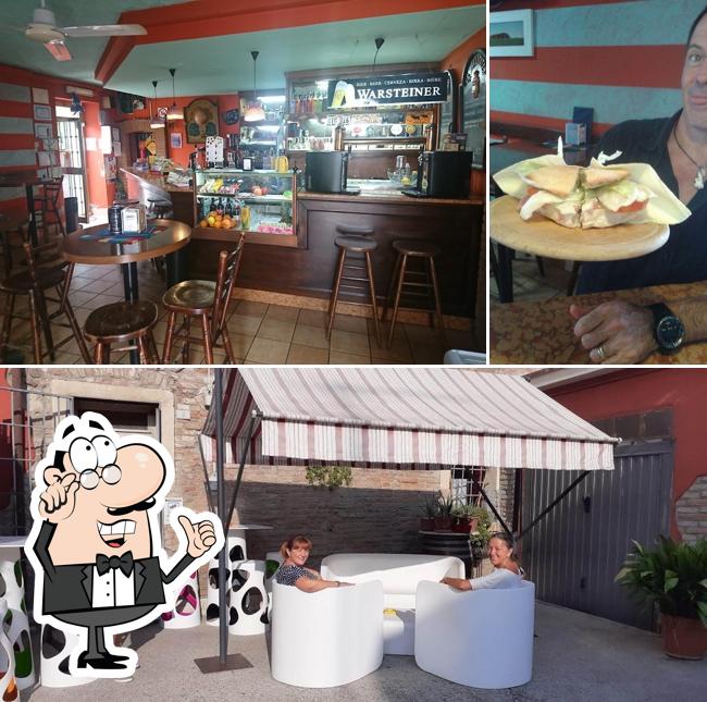 Questa è la foto che presenta la interni e sandwich di Bar Dart