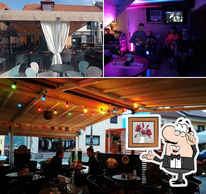Siediti a un tavolo di Bar Bar