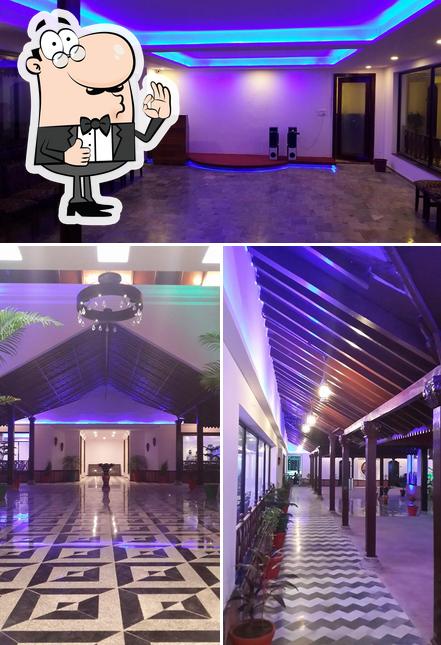 Look at this picture of Hotel Grand Midway