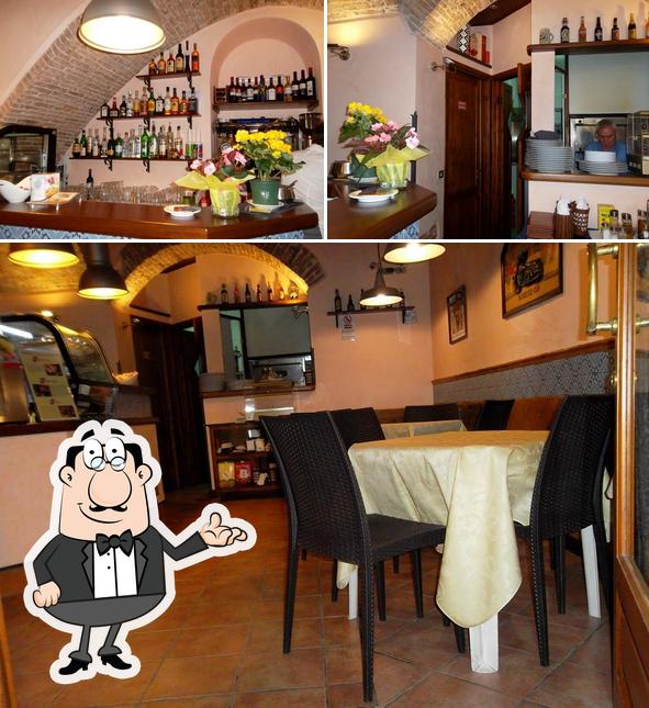 Questa è la foto che presenta la interni e vino di Bistrot Restaurant