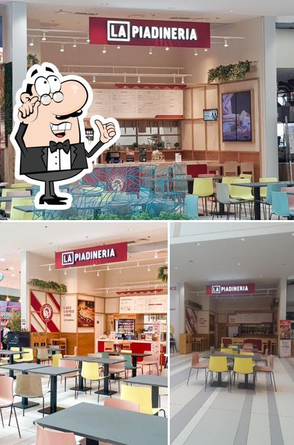 Siediti a un tavolo di La Piadineria