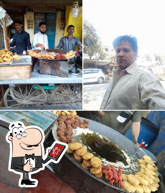 See this picture of Ishtiyaque Bhai Kabab Wale