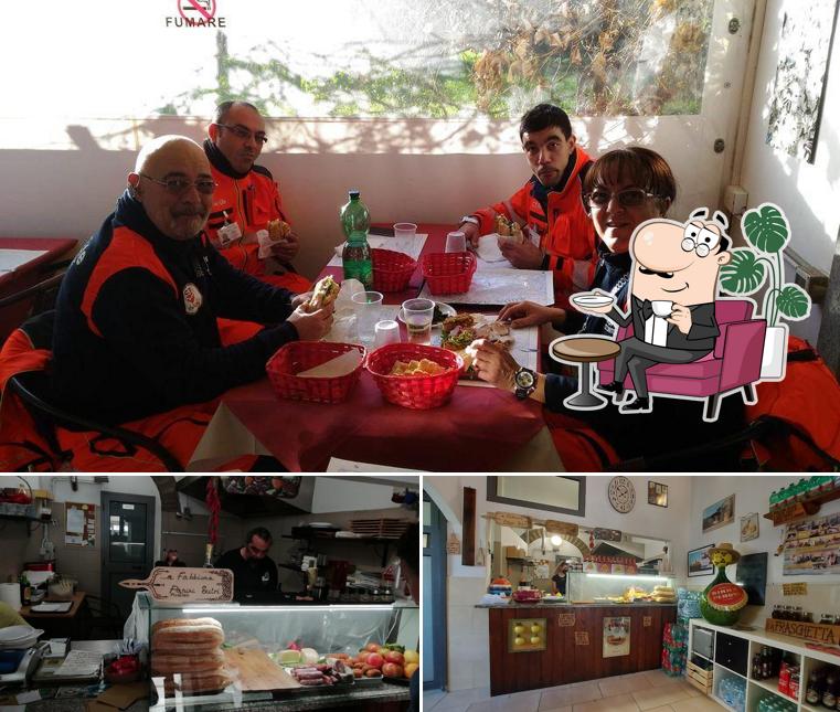 Siediti a un tavolo di A metà strada