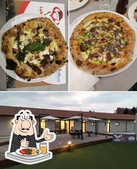 Questa è la foto che presenta la cibo e interni di La Reale Bar Pizzeria