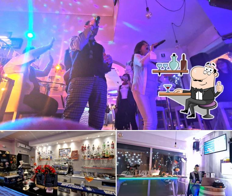 Dai un'occhiata agli interni di Chaplin Café – Karaoke, Musica Live, Varedo