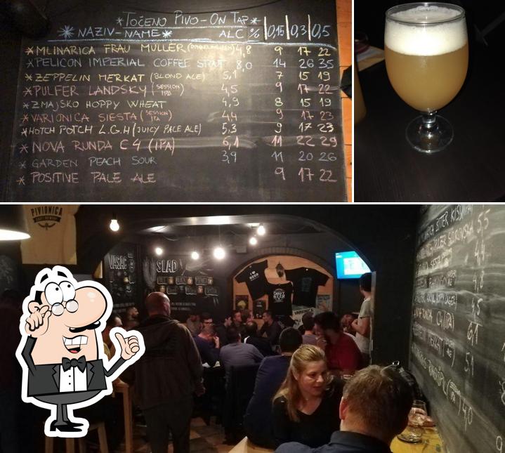 Guarda la foto che mostra la interni e lavagna di Hop In Craft Beer Bar