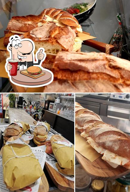 Prenditi un hamburger a OttantaVogliaCafé Caffé e Panini