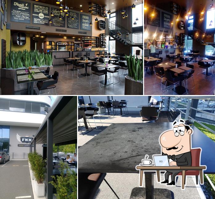 Gli interni di FNX Kavarna & Bistro