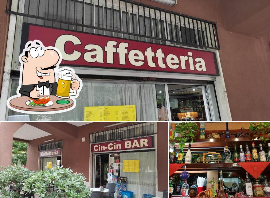 Puoi ordinare un rinfrescante bicchiere di birra chiara o scura
