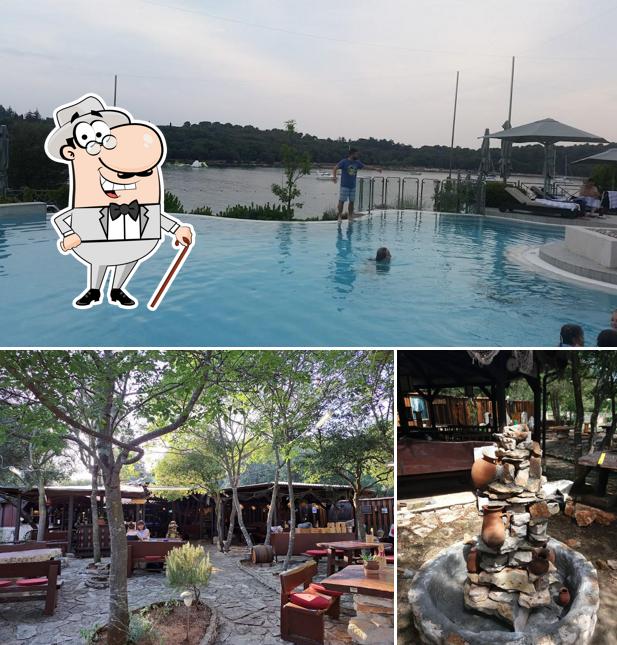 Puoi goderti l'aria fresca da seduto all'esterno di Restoran Babilon