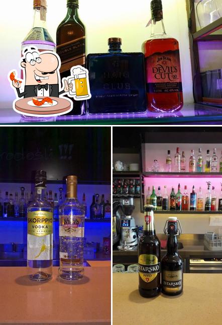 Puoi ordinare un rinfrescante bicchiere di birra chiara o scura
