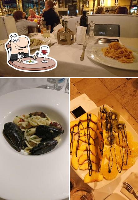 La cibo e tavolo da pranzo del ristorante