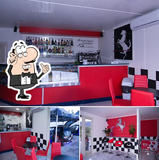 Gli interni di Pit Stop Bar