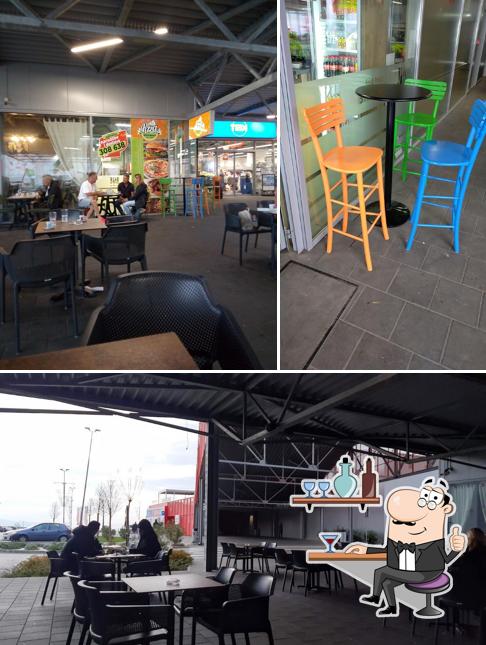 Dai un'occhiata agli interni di Bamboo caffe-bar