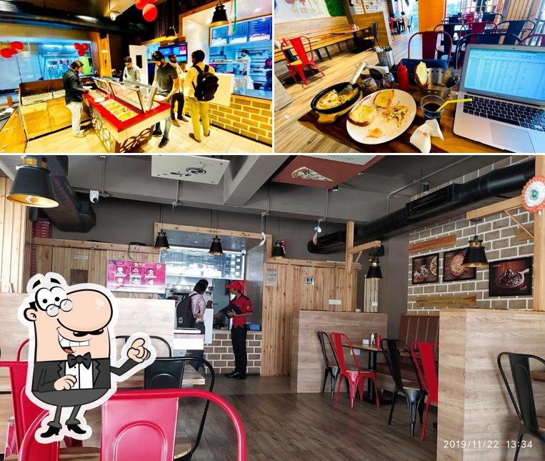 The picture of uspizza Amreli’s interior and food