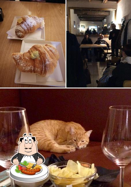 La cibo e tavolo da pranzo del ristorante