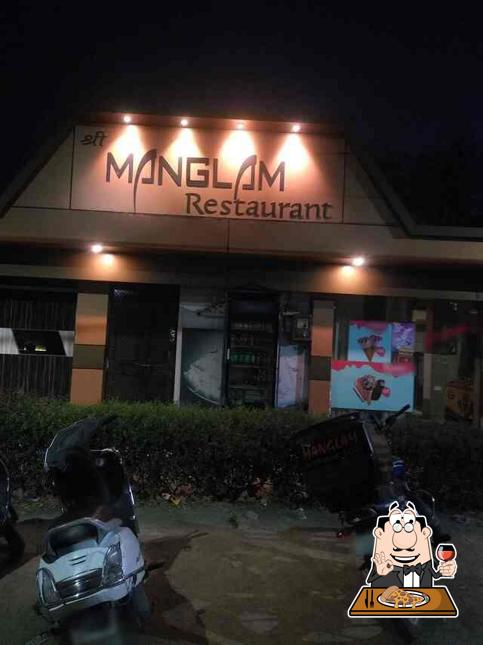 Try out pizza at Shree Manglam Restaurant