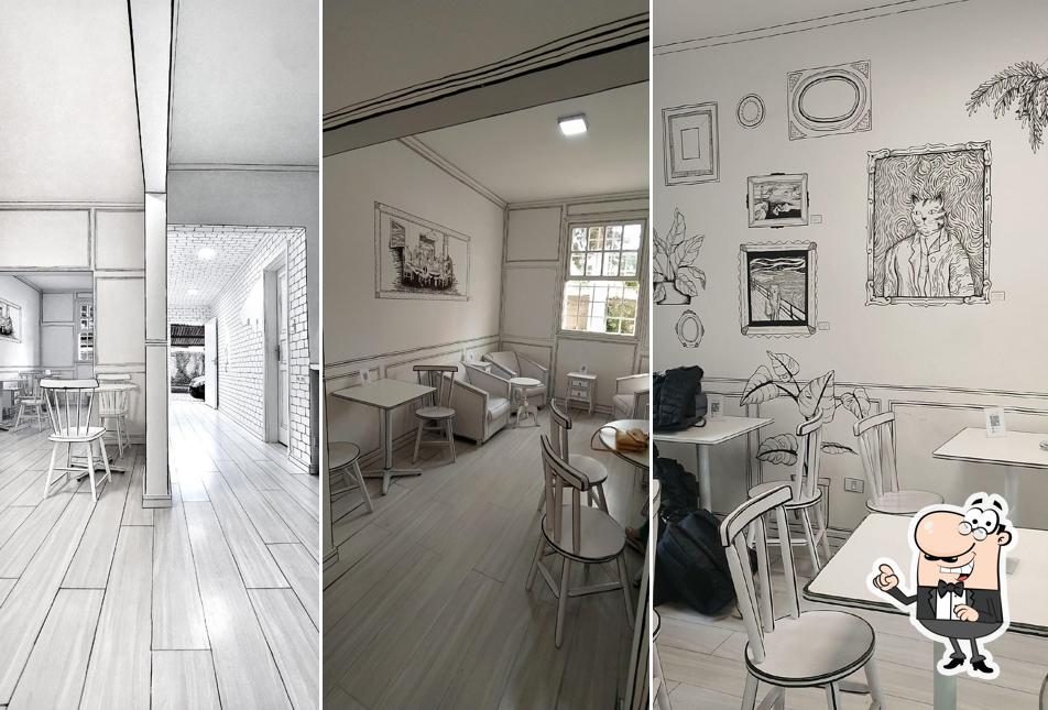 Sente em uma das mesas no Gato Griô Café 2D