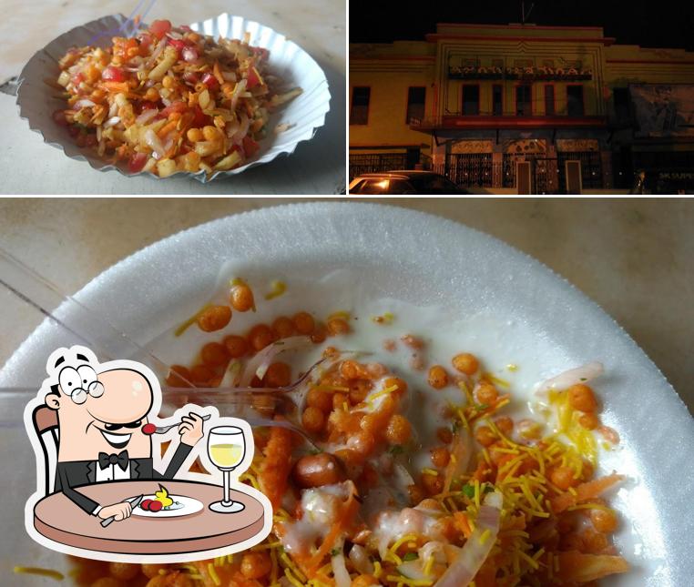 The photo of Sri Venkateshwara Snacks Corner Bangarpet’s food and exterior