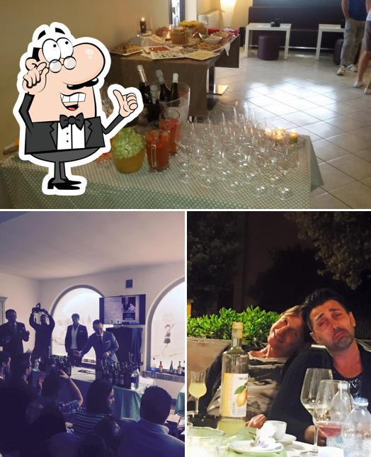 La interni e tavolo da pranzo del ristorante