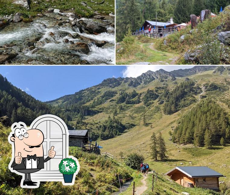 Goditi la vista dagli esterni di Buvette de La Lé