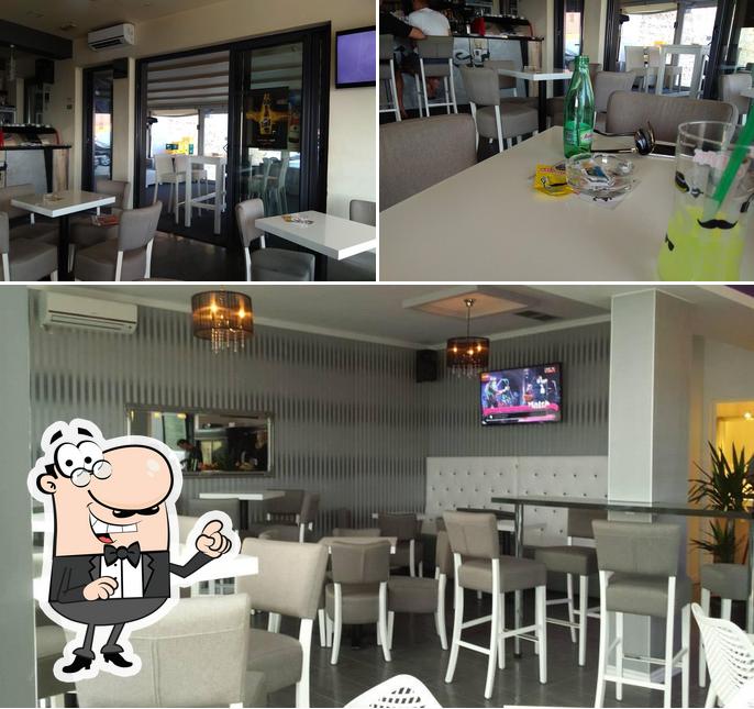 Siediti a un tavolo di Cafe Silver