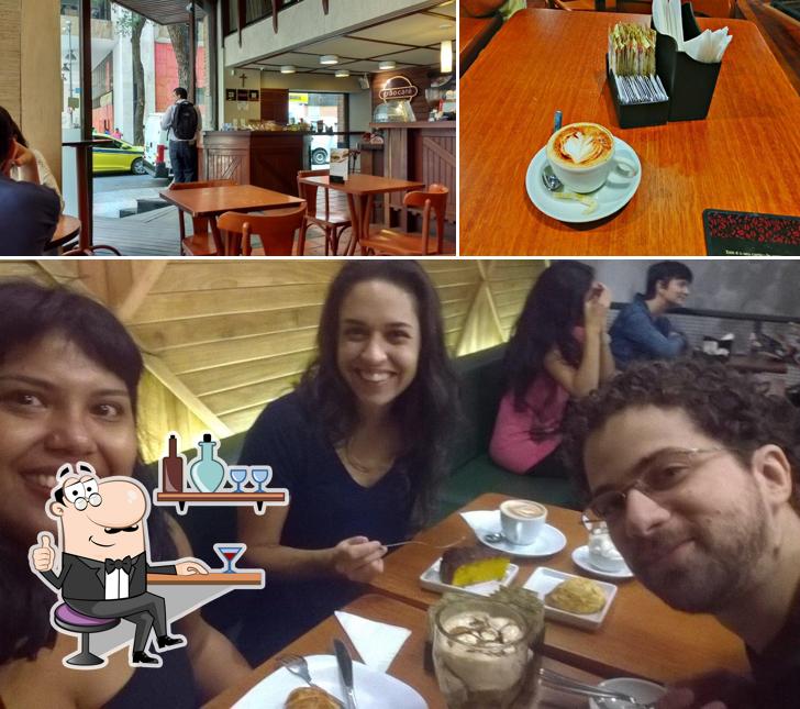 Sente em uma das mesas no Grão Café