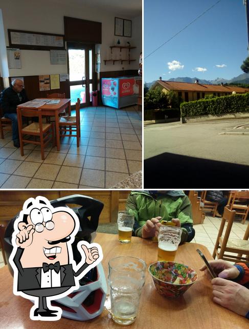 La foto di interni e esterno da Bar Tabacchina