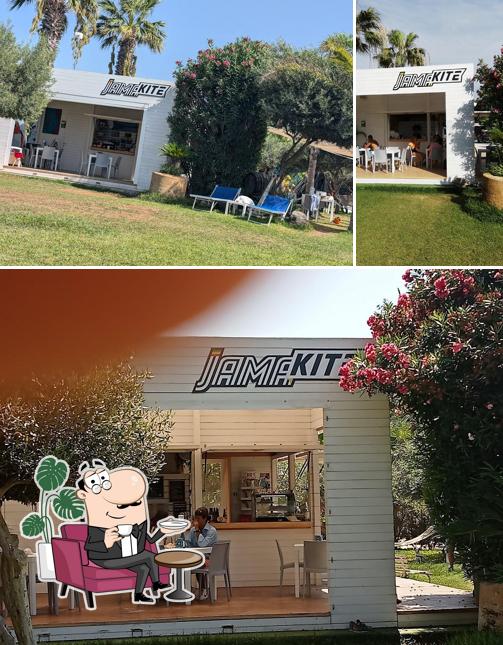 Siediti a un tavolo di JAMAKITE -school & rentals windsurf kitesurf sup wing foil canoe BEACH BAR stagnone sicilia NAISH CENTER