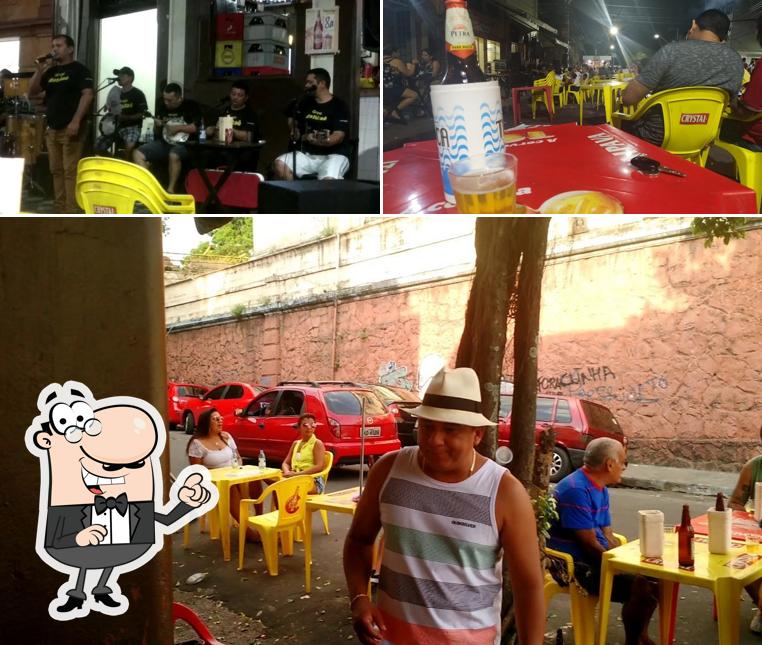 Sente em uma das mesas no Bar Caldeira