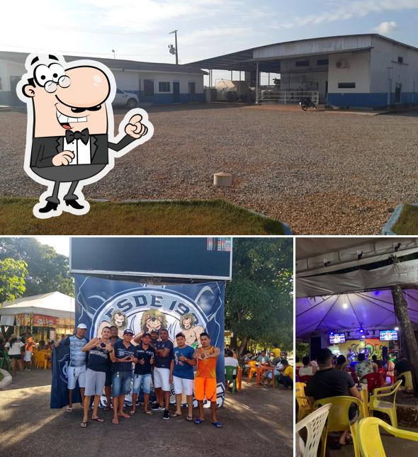 Sente em uma das mesas no Eva Lanches