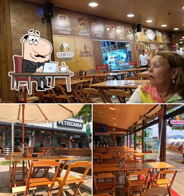 Sente em uma das mesas no Garcia's Chopperia e Petiscaria