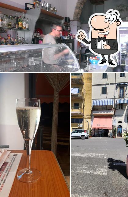 Puoi goderti l'aria fresca da seduto all'esterno di Bar Bellavista