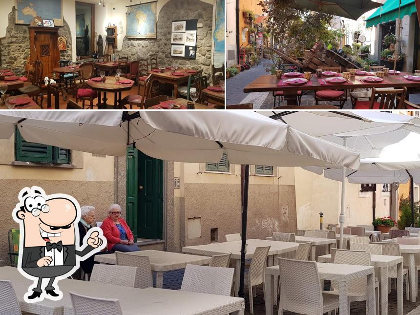 Dai un'occhiata agli interni di Arte e Vino