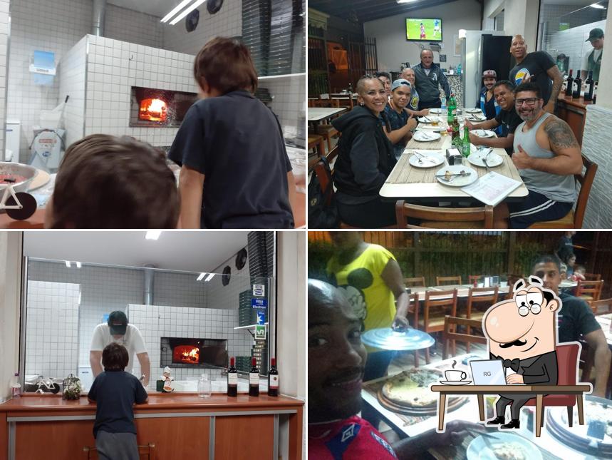 Sente em uma das mesas no Ferrari's Pizzaria e Esfiharia