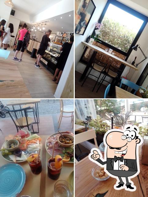 La foto di interni e tavolo da pranzo da Caffè Rossini