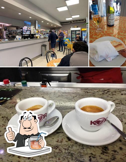 Tra le diverse cose da Bar Picchio si possono trovare la bevanda e interni