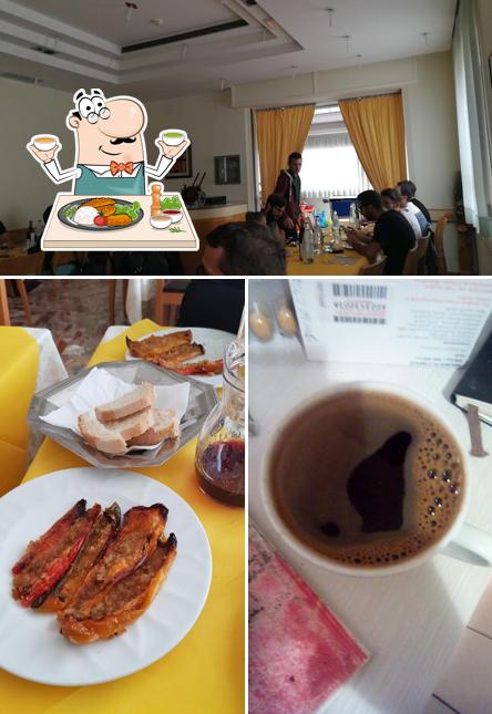 La cibo e tavolo da pranzo del ristorante