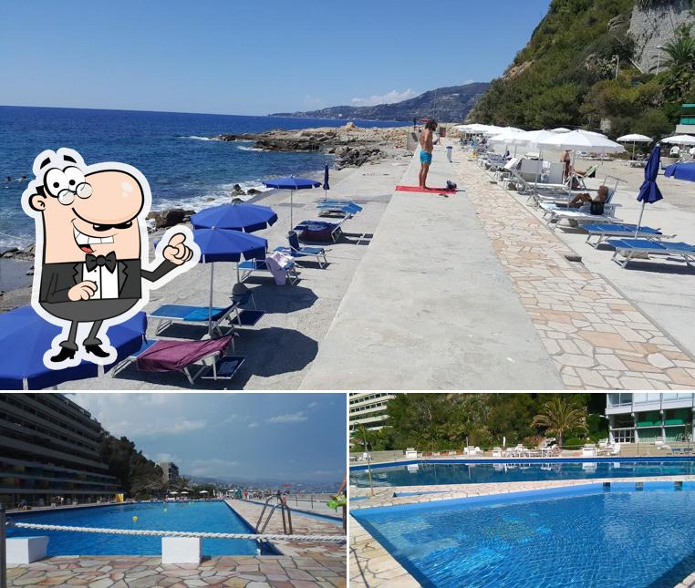 Goditi la vista dall'area esterna di Ristorante di Marina di Capo Nero