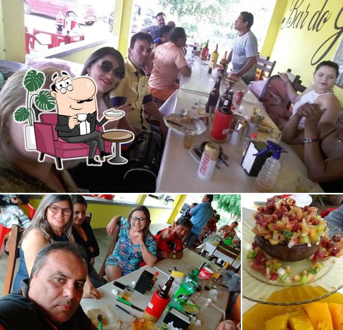 Esta é a ilustração apresentando interior e comida no BAR DO JAILSON