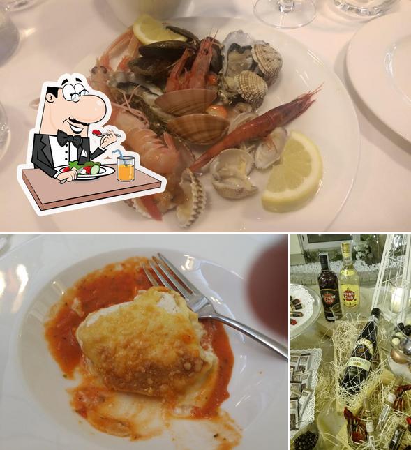 Dai un’occhiata alla immagine che presenta la cibo e birra di caravanserraglio