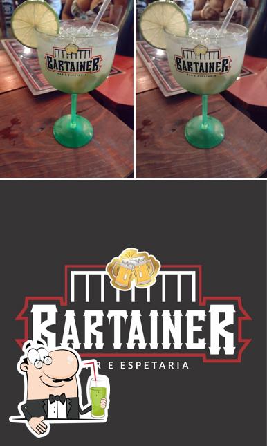 Desfrute de uma bebida no Bartainer Bar e espetaria