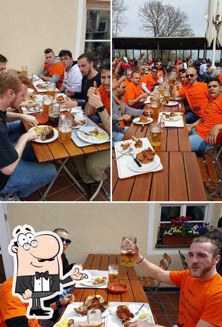Dai un'occhiata agli interni di Sueda Cafè