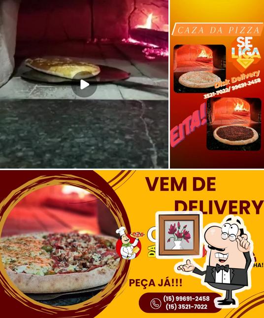 Confira a foto ilustrando interior e comida a Caza da Pizza Pizzaria